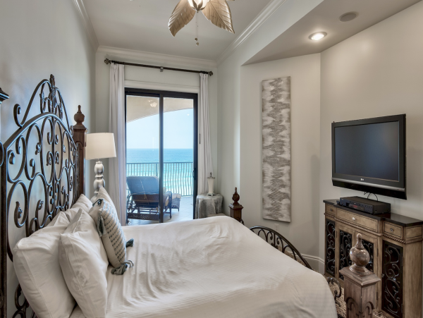 Four Bedroom Direct Beach Front Condo Sleeps 10 Guests